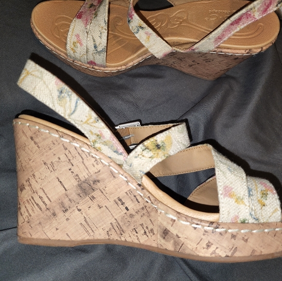 Sandals - Picture 2 of 3